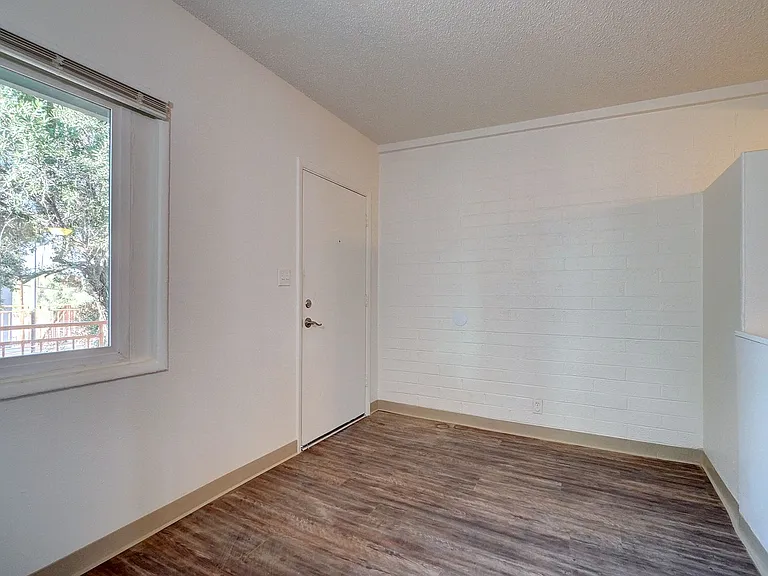 1841 S Irving Ave — Photo 4