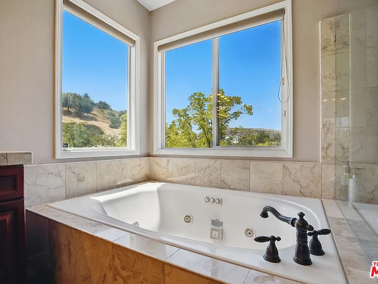 4040 Leighton Point Rd — Photo 37