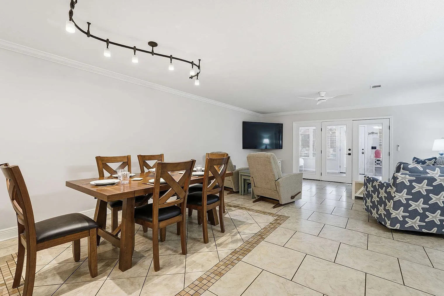 3 bed, 3.0 bath, 1797 sqft, $1,992 — Photo 2