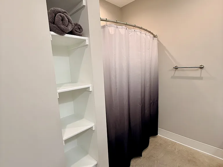 3933 Kenwood Ave — Photo 17