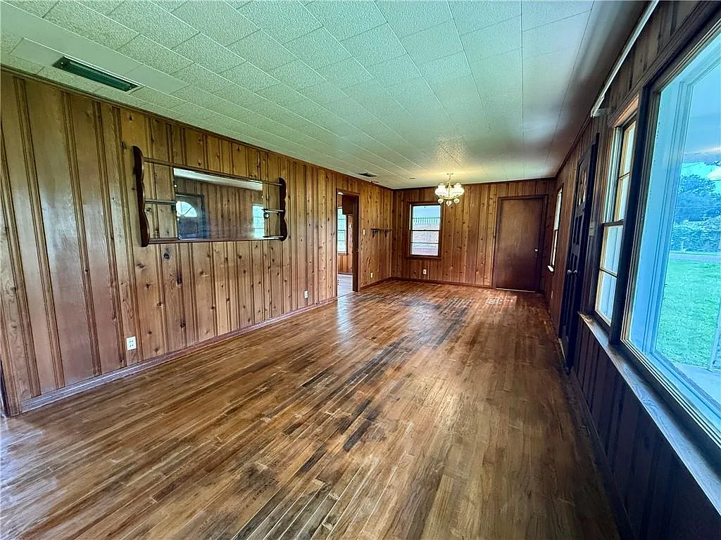 3 bed, 1.0 bath, 1025 sqft, $1,300 — Photo 3