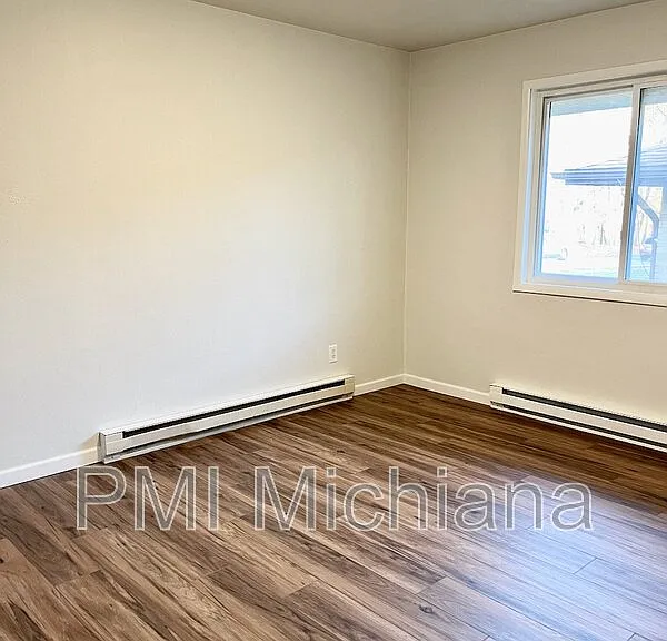 2020 Lathrop St — Photo 3