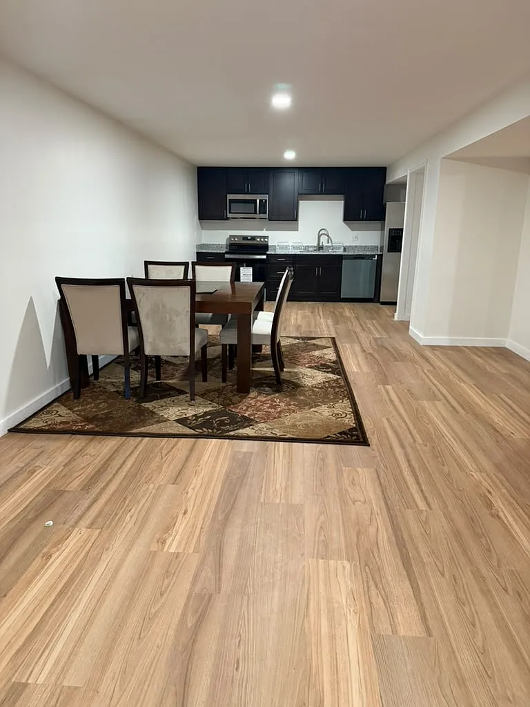 3 bed, 2500 sqft, $2,700 — Photo 2