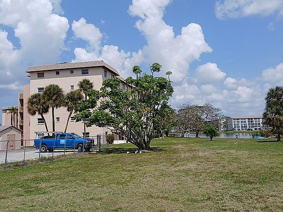 3rd image of 4117 Lake Bayshore Dr #C-411