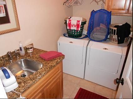Large Laundry w/ sink