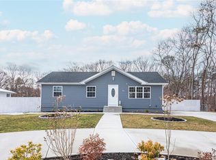 11 Maple Ave, Shirley, NY 11967