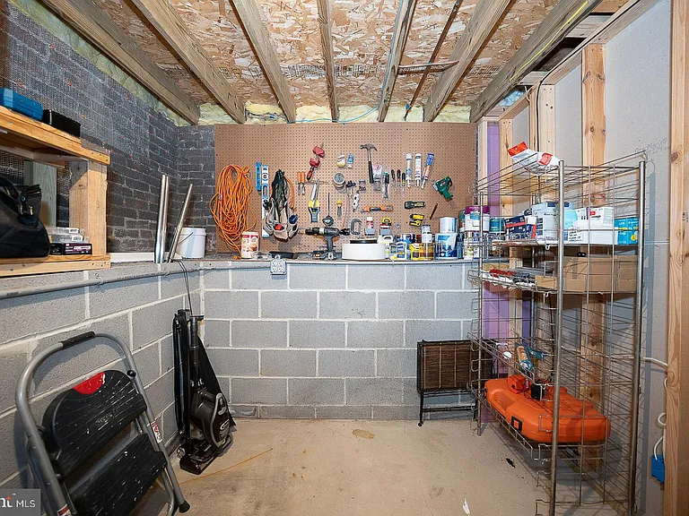 586 Summit St — Photo 40