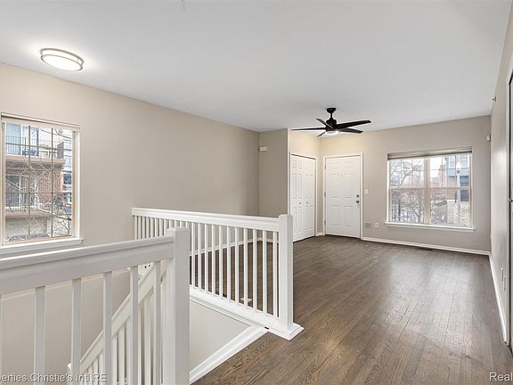 4th image of 44 Adelaide St