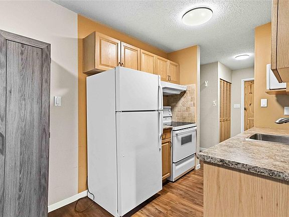 3rd image of 830 Esquimalt Rd #304