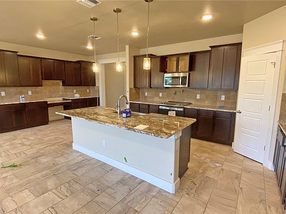 3rd image of 817 Estate Cir