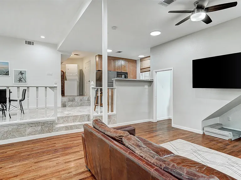 8804 Mountain Ridge Dr #B — Photo 7