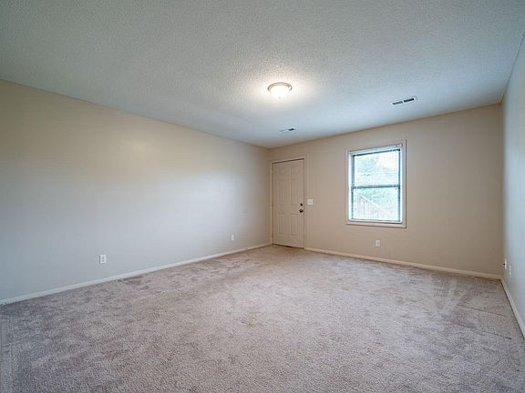 4th image of 142 Meredith Cir