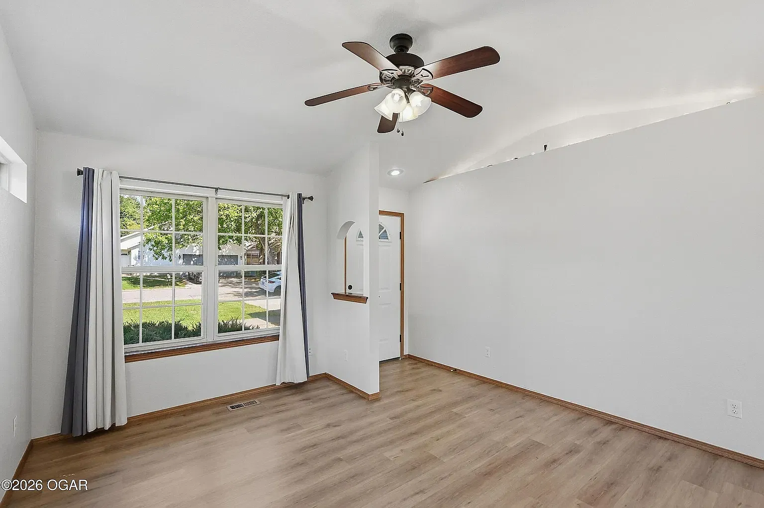 3 bed, $1,400 — Photo 2