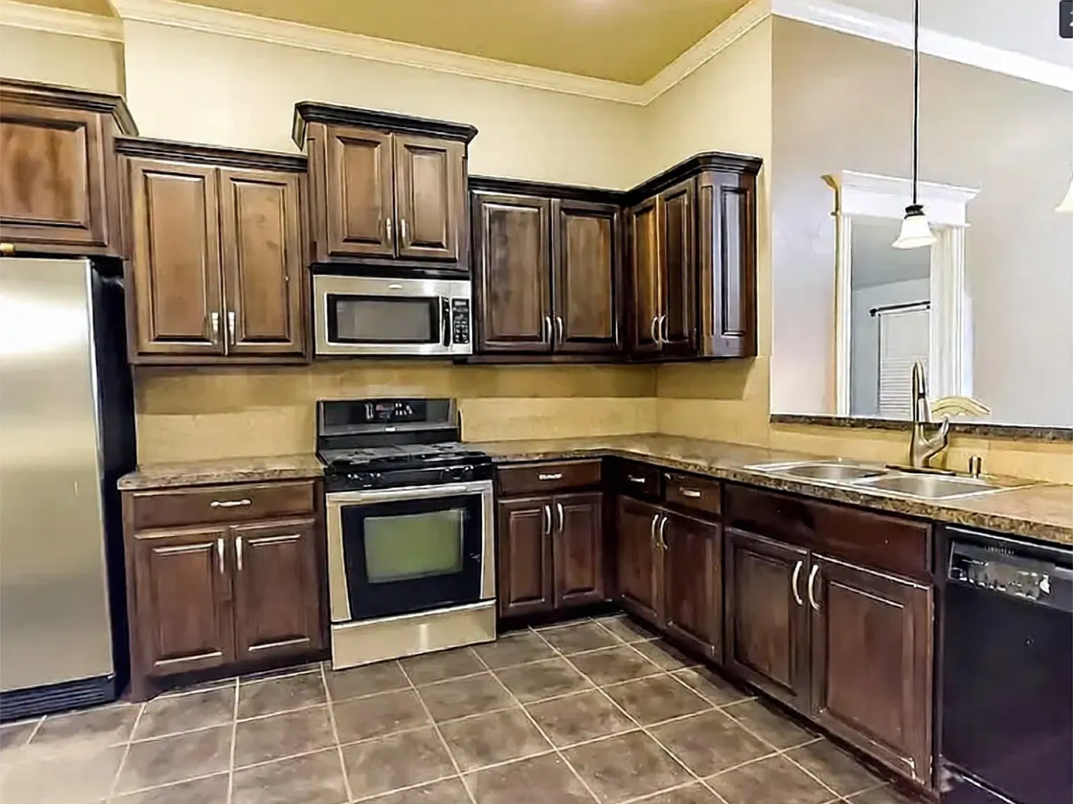 4 bed, 1558 sqft, $1,995 — Photo 3