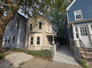 82 Palm St, Newark City, NJ 07106