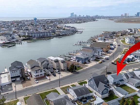 3rd image of 421 W Shore Dr