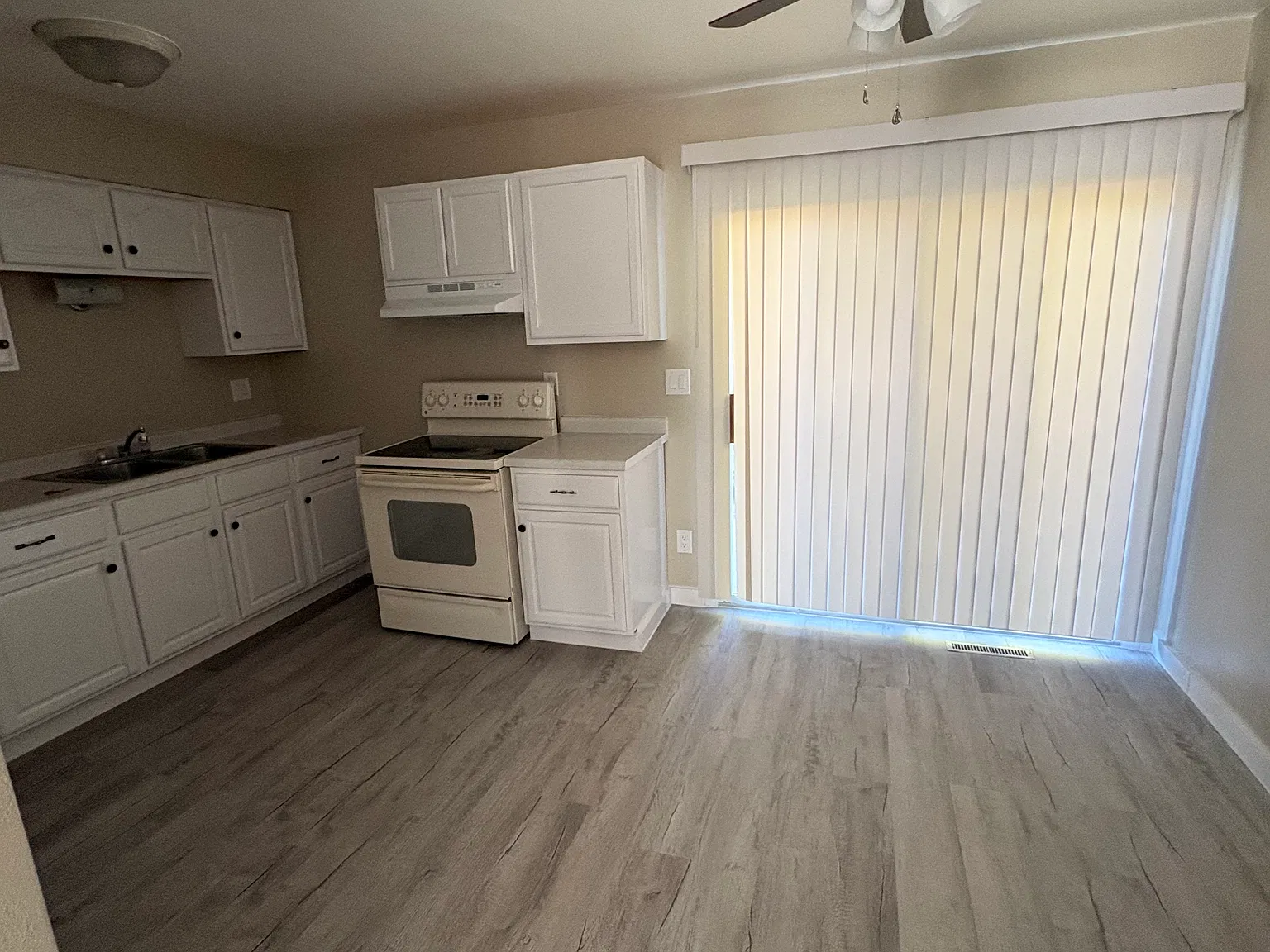 2 bed, 1.5 bath, 850 sqft, $1,300 — Photo 2