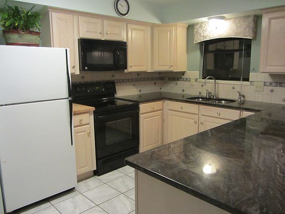 Kitchen w/ Granite