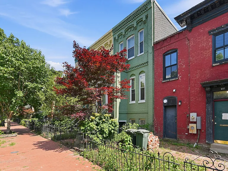 603 A St SE #B — Photo 2