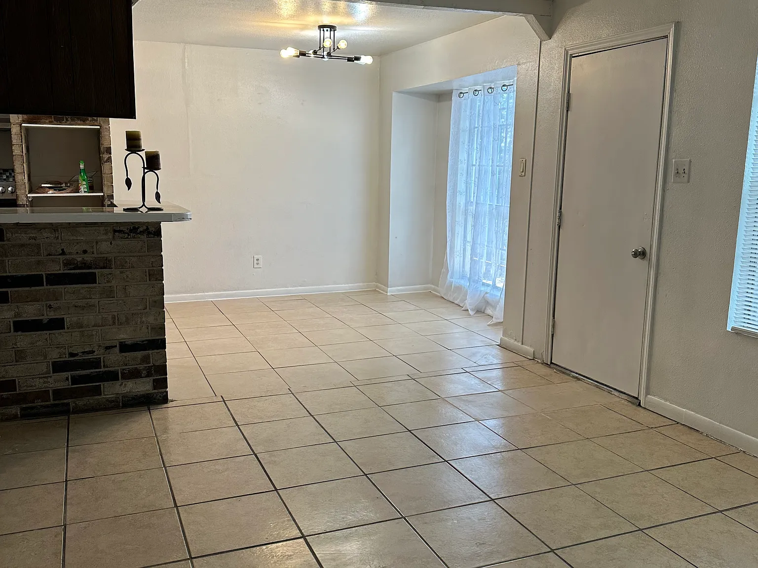 4 bed, 2150 sqft, $1,900 — Photo 2