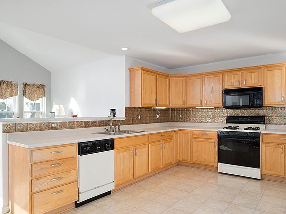 2nd image of 4748 Pineview Dr