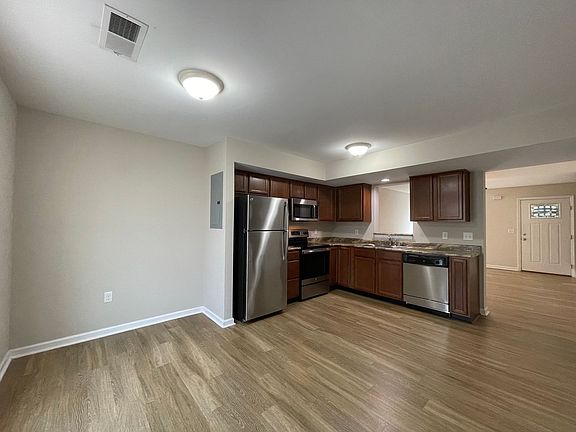 3rd image of 2000 Willow Dr APT 1