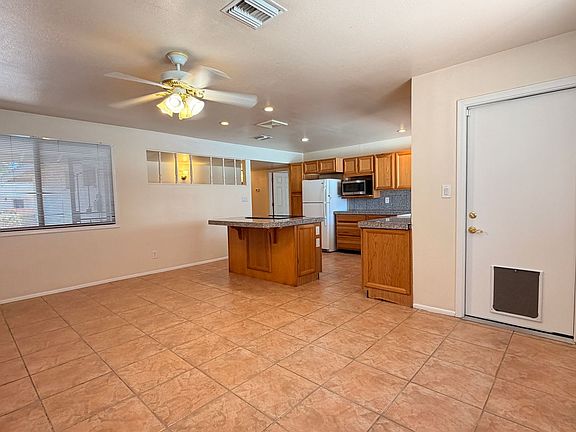 5th image of 718 E Manhatton Dr