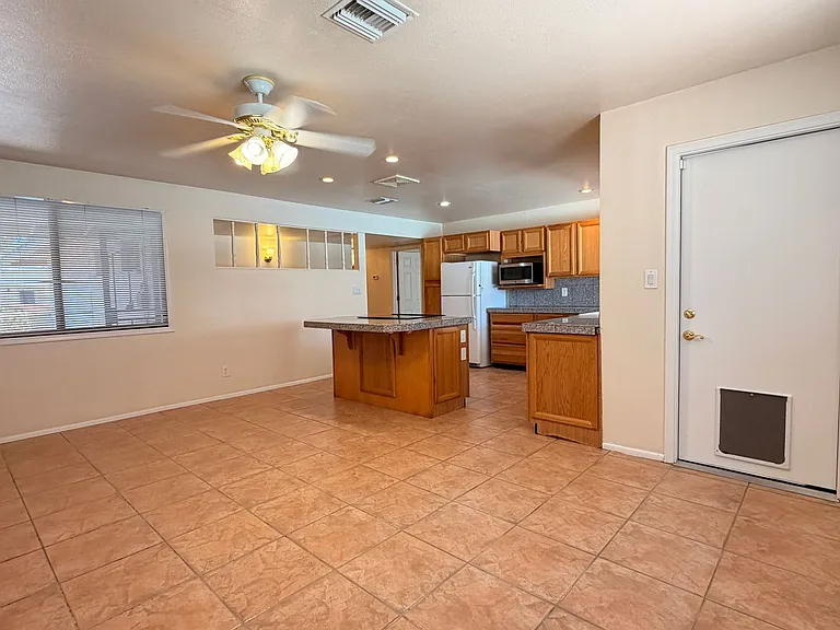 718 E Manhatton Dr — Photo 5