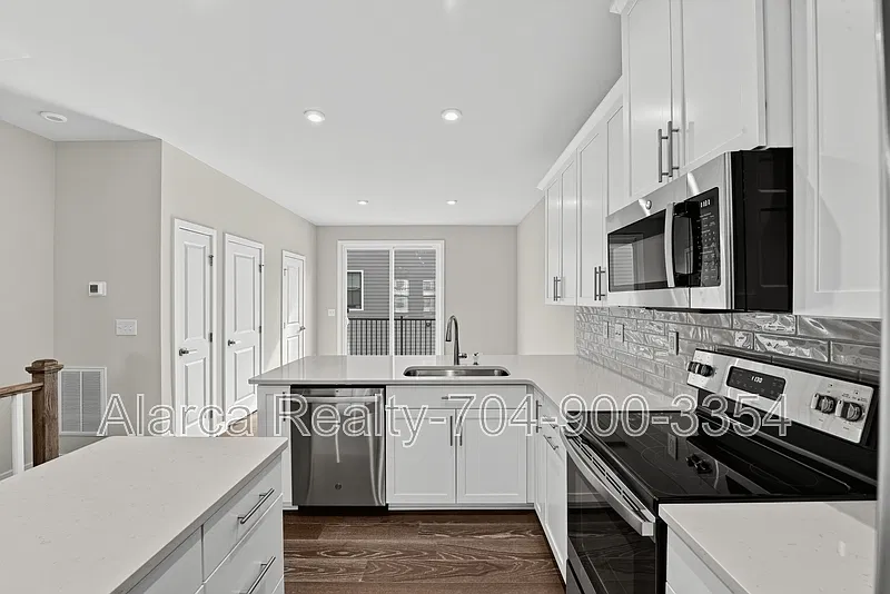 3 bed, 3.5 bath, 1635 sqft, $2,900 — Photo 3