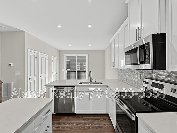 3rd image of 3737 S Tryon St