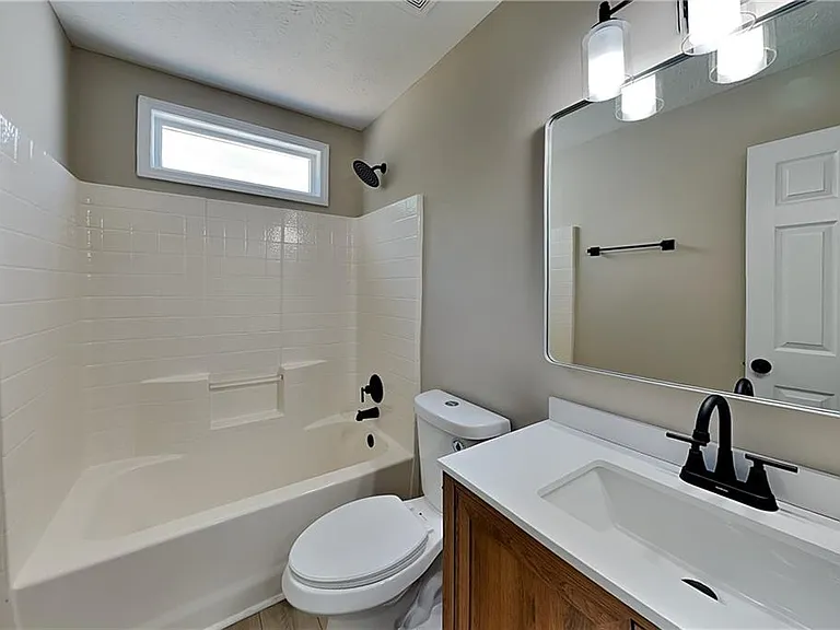 1045 Winthrope Chase Dr — Photo 15