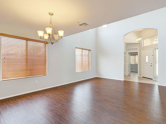 5th image of 2827 E Charlotte Dr