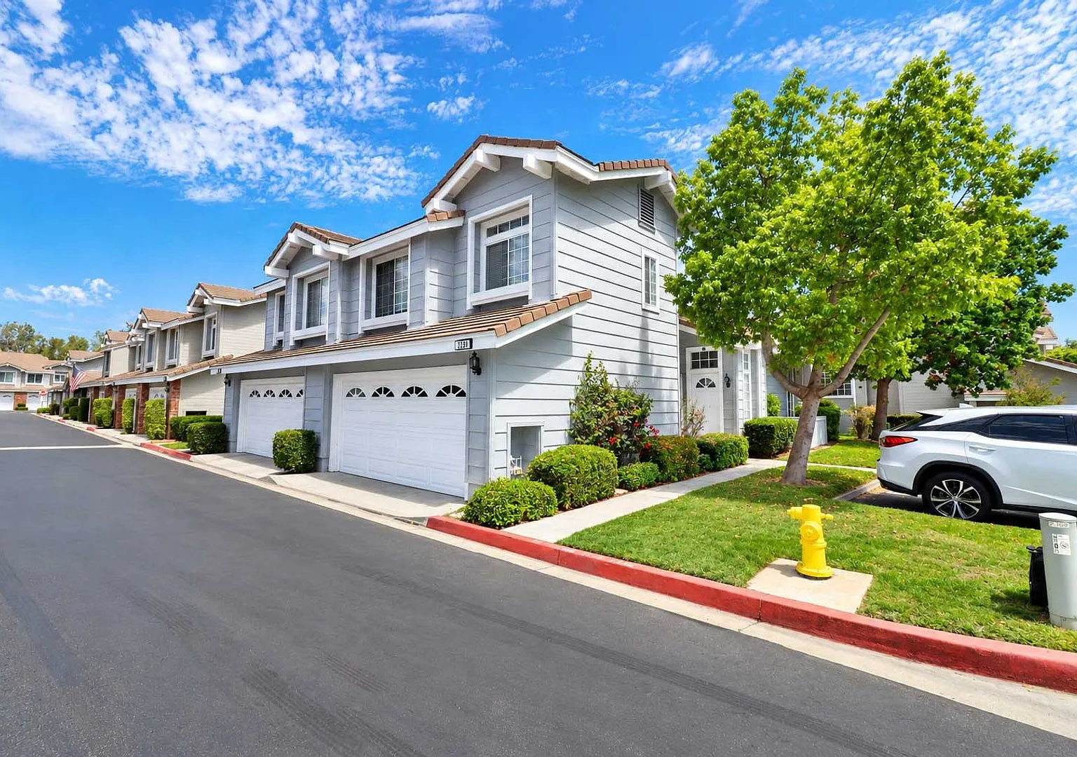 Spacious & Upgraded Tustin Ranch Townhome Private Patio & 2-Car Garage — Photo 1