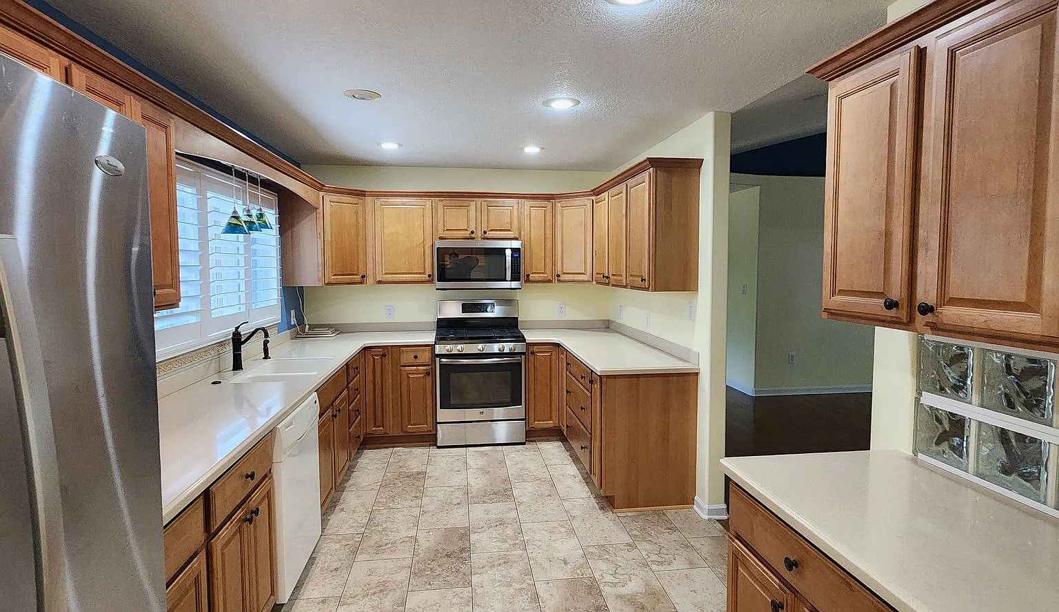 Spacious rental in desirable neighborhood with 3 full baths! Available from Now-March 27 — Photo 4