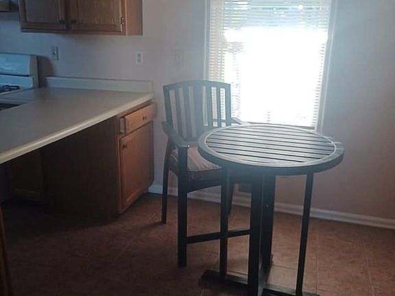 5th image of 206 Holly St