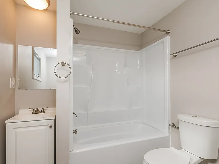 1467660_025_main_bathroom_13347916.jpg