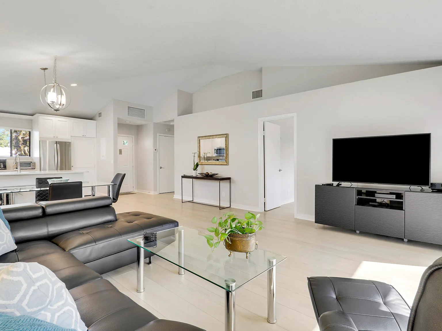 2 bed, 2.0 bath, 1135 sqft, $9,000 — Photo 4
