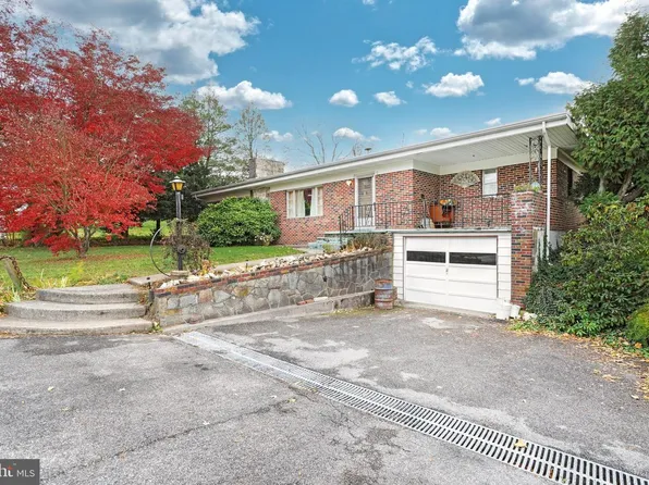 9 Pine Grove Rd, Hanover, PA 17331