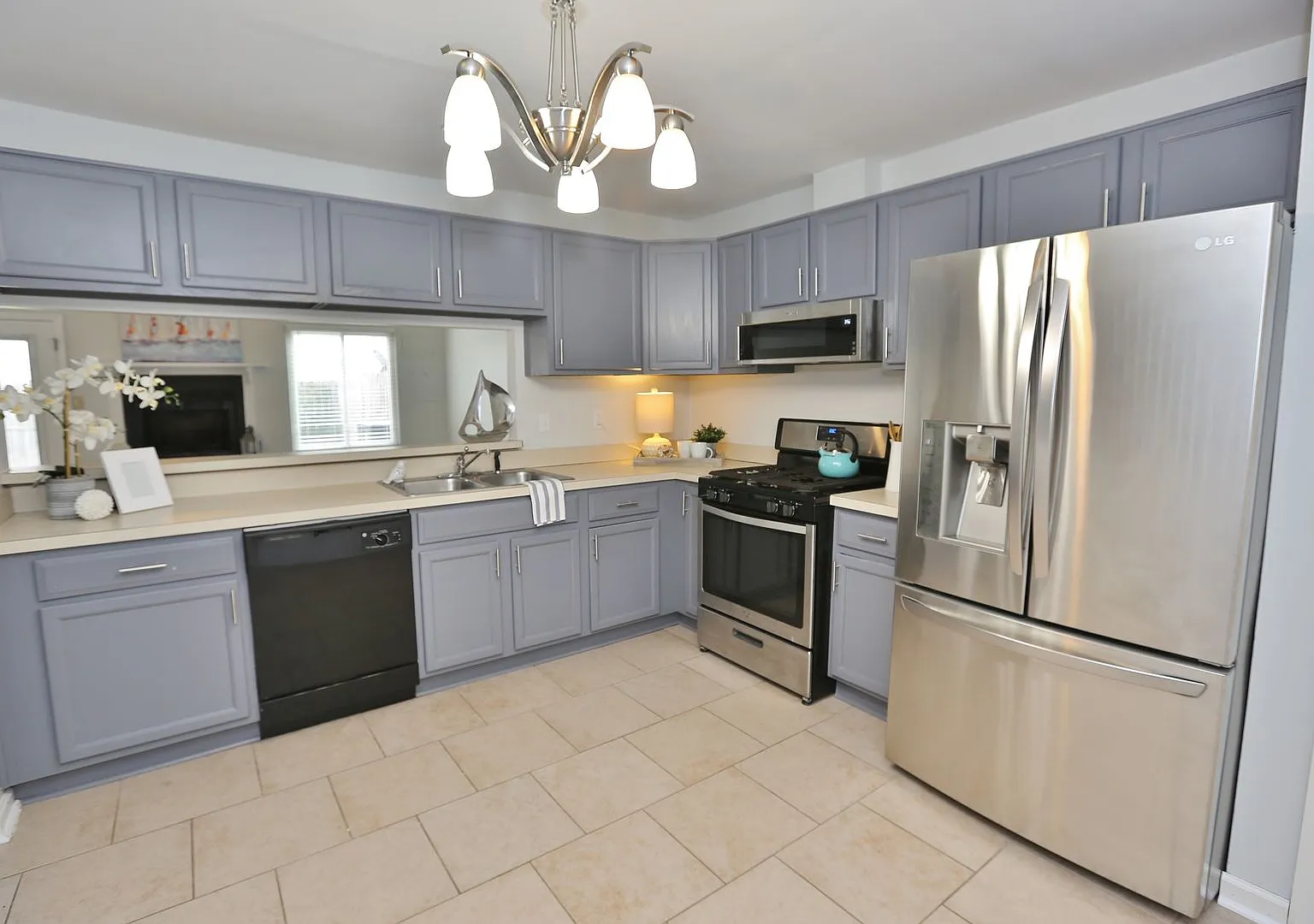 Beautifully Updated Townhome In Ocean Lakes w/Attached Garage! Available 10-02-26! Fenced Backyar... — Photo 3
