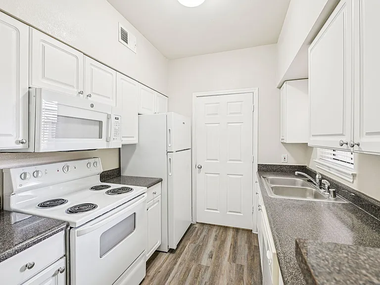 Oaks Riverchase Apartments — Photo 6
