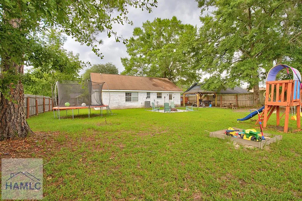 3 bed, 2.0 bath, 1142 sqft, $2,050 — Photo 3