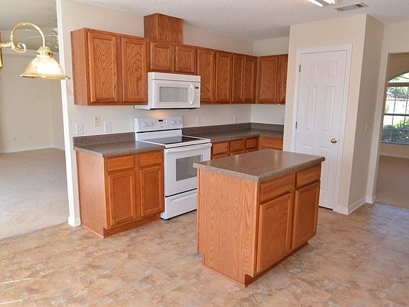 Large Eat-In Kitchen