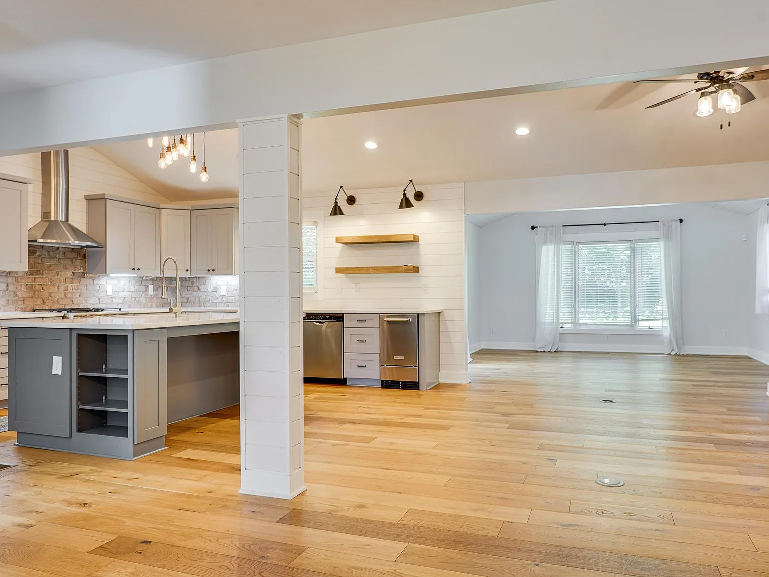 3 bed, 2500 sqft, $3,100 — Photo 3