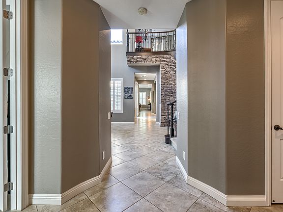 2nd image of 2728 Marie Antoinette St