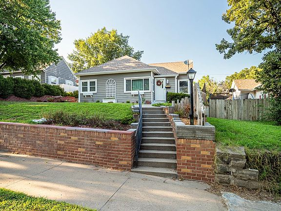 2nd image of 315 W 10th St