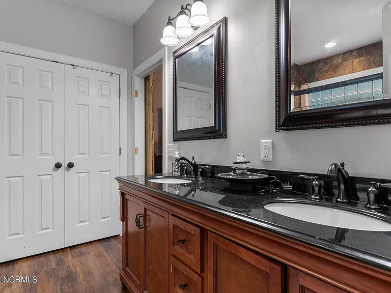 255 W Hedgelawn Way — Photo 16