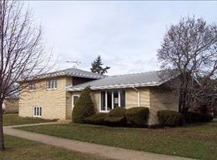 10140 S Komensky Ave, Oak Lawn, IL 60453