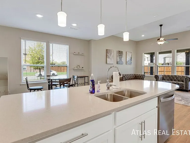 741 Creekwater Ln — Photo 7