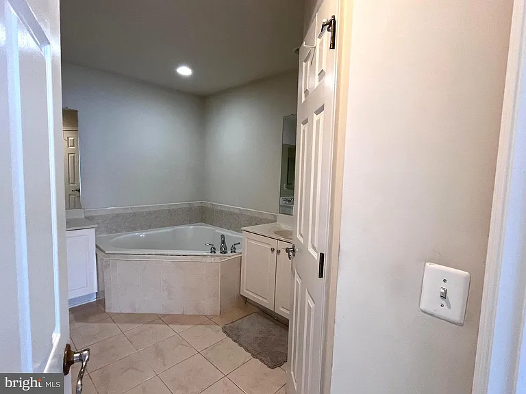 1601 Leeds Castle Dr — Photo 20