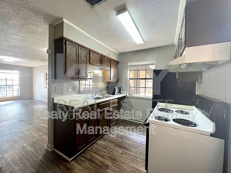 402A Loire Ave — Photo 2